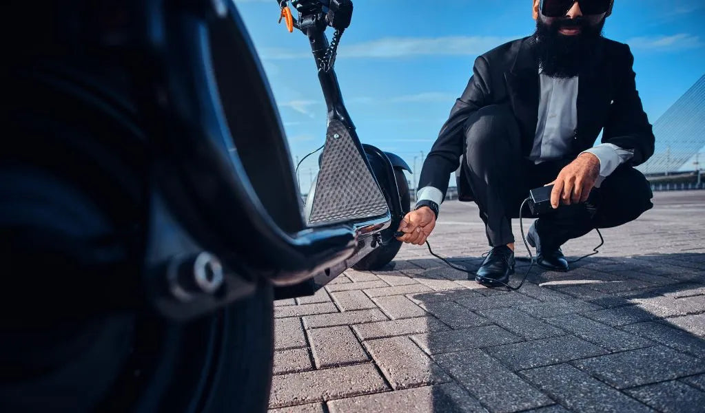 ¿Por dónde se carga un patinete eléctrico?