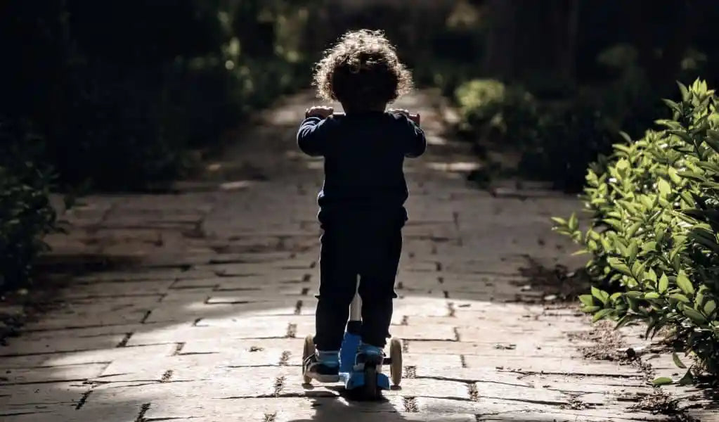 Cómo enseñar a un niño a ir en patinete