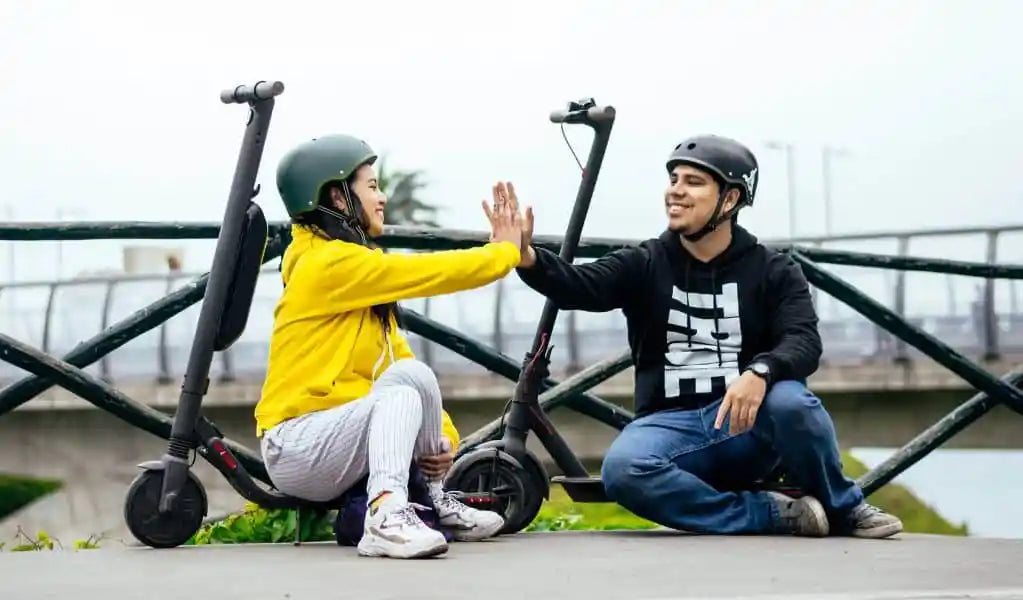 dos personas patinete eléctrico