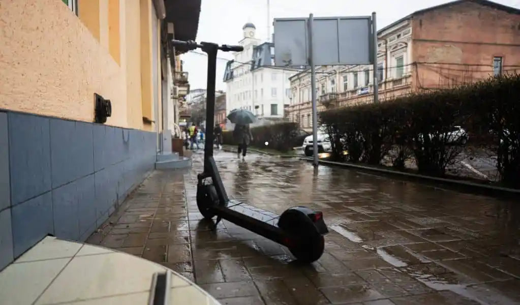 Conducir patinete eléctrico bajo la lluvia