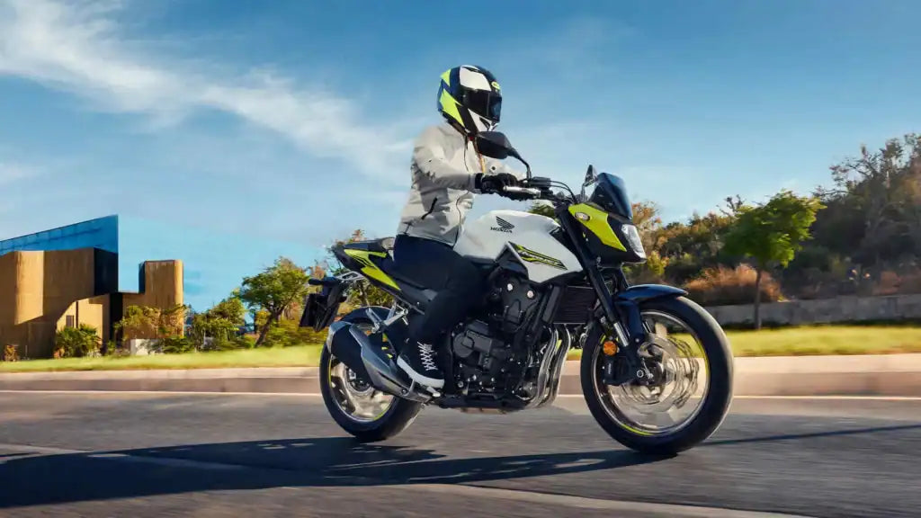 Honda CB500 Hornet rodando en carretera