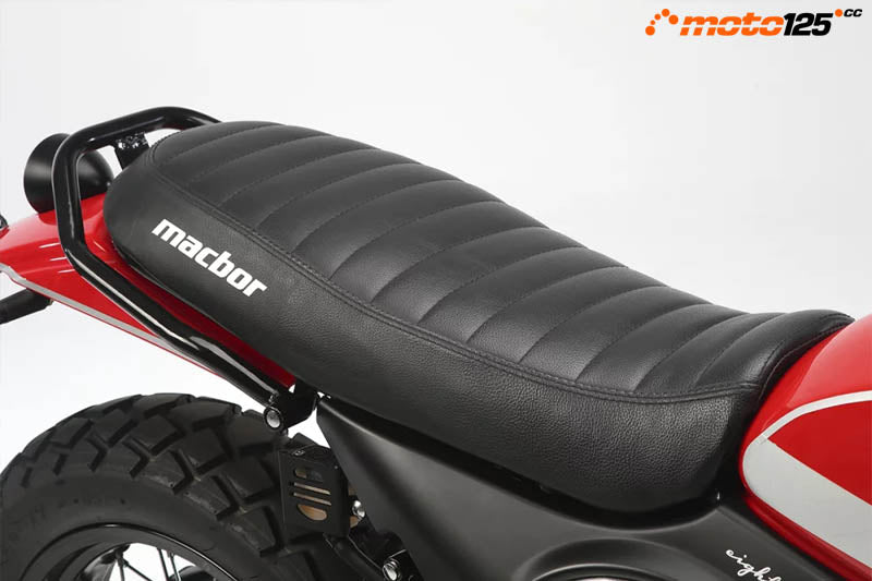 Macbor Eight Mile 125 LC detalle horquilla invertida y motor