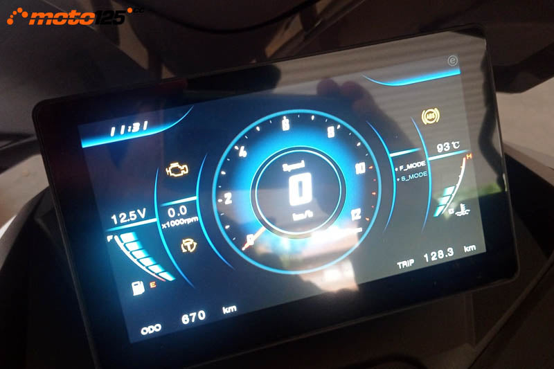 Wottan STORM-X detalle pantalla TFT a color