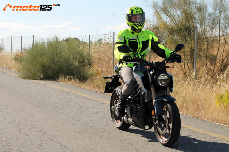 Honda CB125R en carretera azul