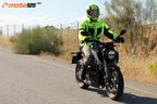 Honda CB125R en carretera azul