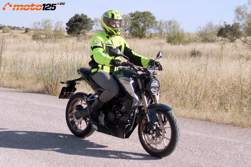 Honda CB125R detalle sistema de frenos