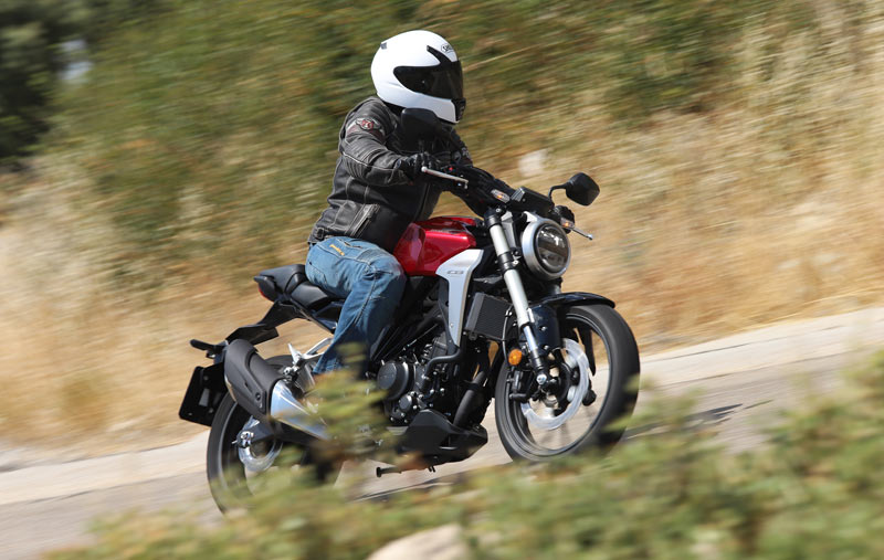 Honda CB300R rodando en carretera