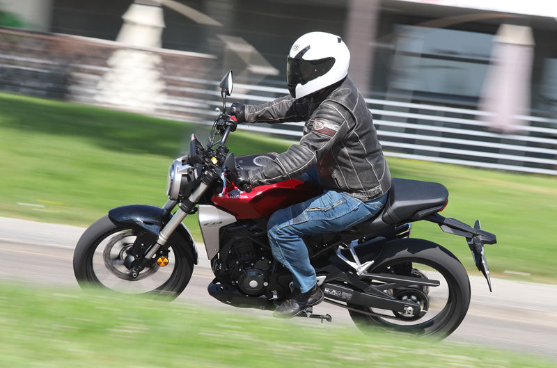 Honda CB300R en curva
