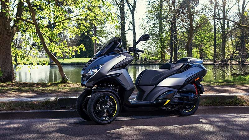 Peugeot Metropolis detalle deportivo llantas y suspensión