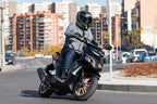 Peugeot Speedfight en acción en rotonda