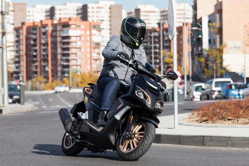 Peugeot Speedfight en acción en rotonda