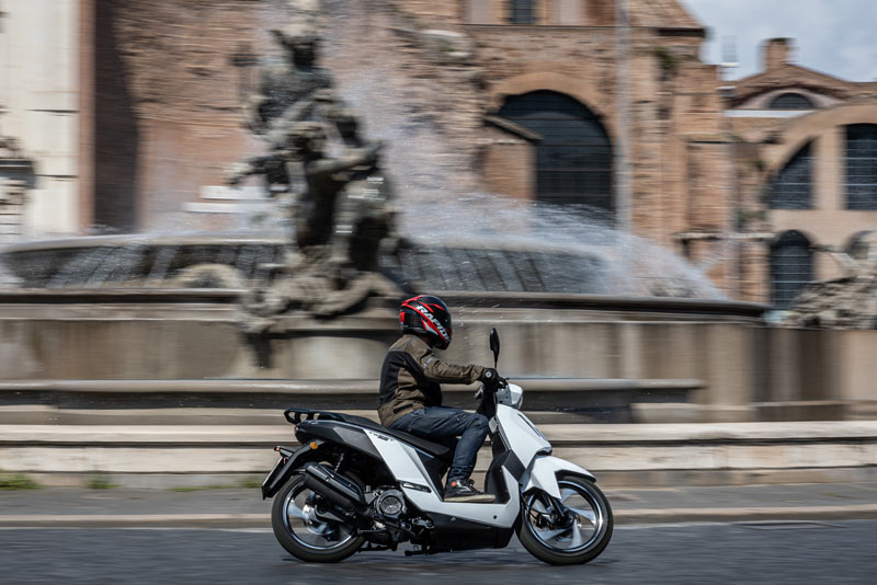 Peugeot Tweet rodando por la ciudad (plataforma compartida con el 125)