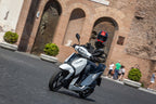 Peugeot Tweet 125 rodando por la ciudad